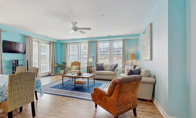 Coastal corner condo with poolview balcony, resort pools & walking path to pier