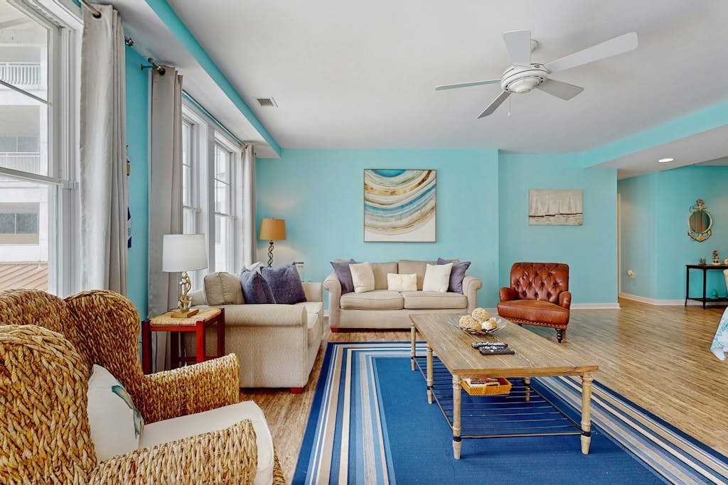 Coastal corner condo with poolview balcony, resort pools & walking path to pier