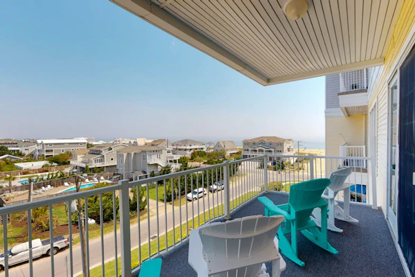 Brand-new condo steps from beach with balcony, WiFi, pool & gym