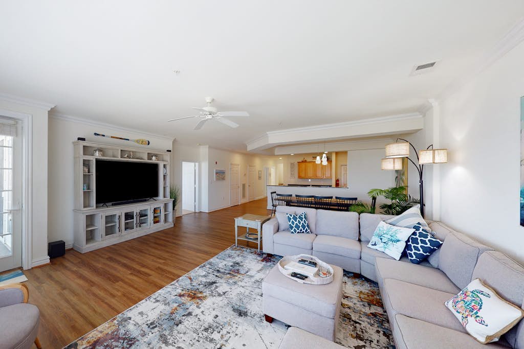 Brand-new condo steps from beach with balcony, WiFi, pool & gym
