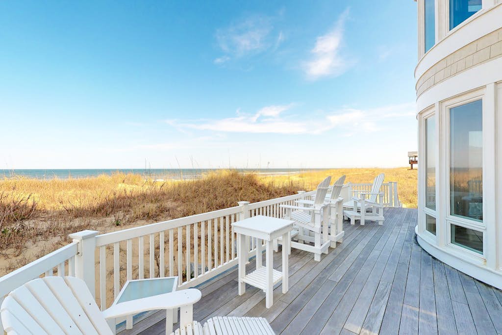 Amazing beachfront house w/private washer/dryer, WiFi, central AC, Ping-Pong