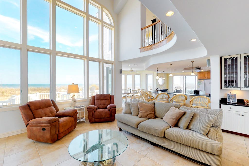 Amazing beachfront house w/private washer/dryer, WiFi, central AC, Ping-Pong
