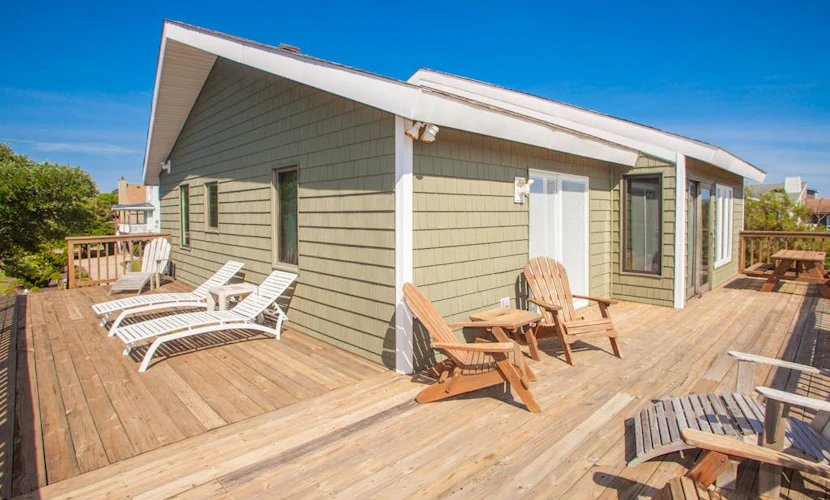 Hess affordable home w/easy walk to the beach, central AC, WiFi, & private W/D