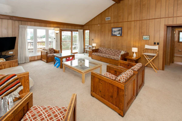 Hess affordable home w/easy walk to the beach, central AC, WiFi, & private W/D