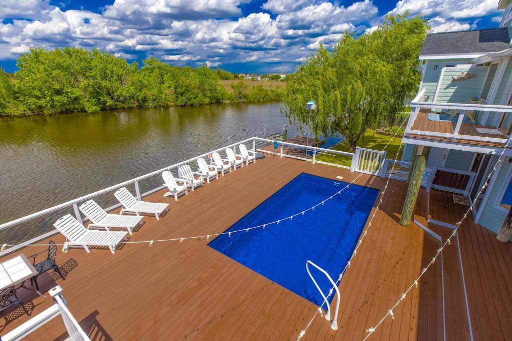 Attractive canal-front home w/private pool, WiFi, washer/dryer, central AC, deck