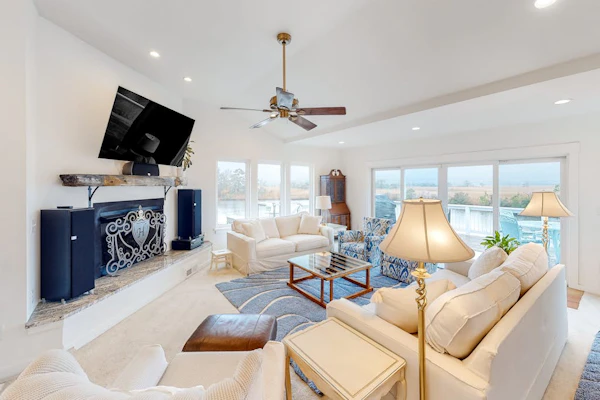 Attractive canal-front home w/private pool, WiFi, washer/dryer, central AC, deck