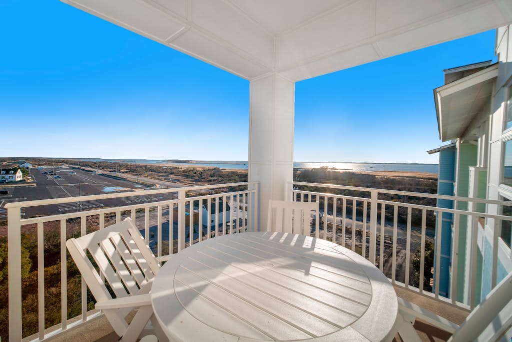 Wonderful condo in oceanfront complex with pools & gym