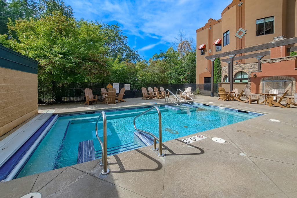 Deluxe condo with in-room Jacuzzi, two fireplaces, & full kitchen