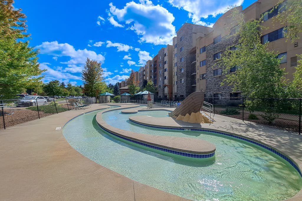 Deluxe condo with in-room Jacuzzi, two fireplaces, & full kitchen