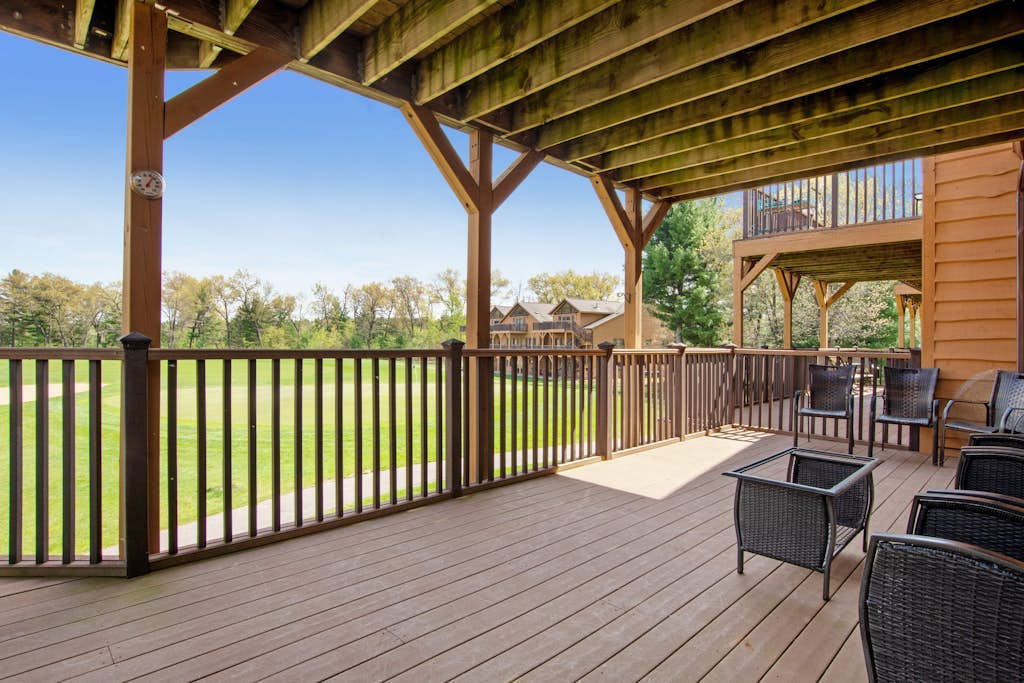 Lovely home overlooking golf course with WiFi, AC, pool, hot tub - near lake