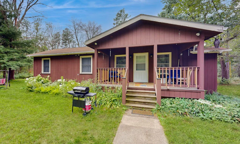 Dog-friendly home near Petenwell Lake - gas grill & outdoor dining area