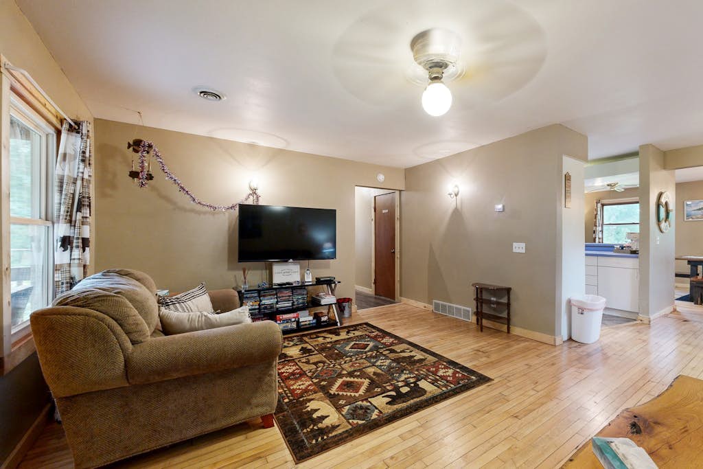 Dog-friendly home near Petenwell Lake - gas grill & outdoor dining area