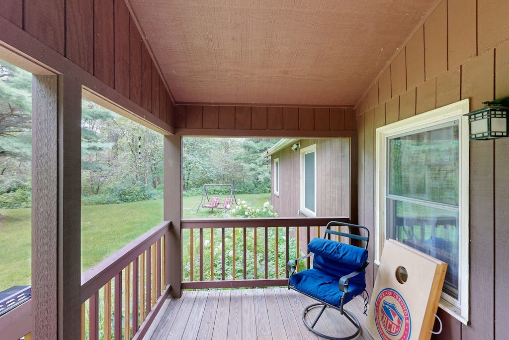 Dog-friendly home near Petenwell Lake - gas grill & outdoor dining area