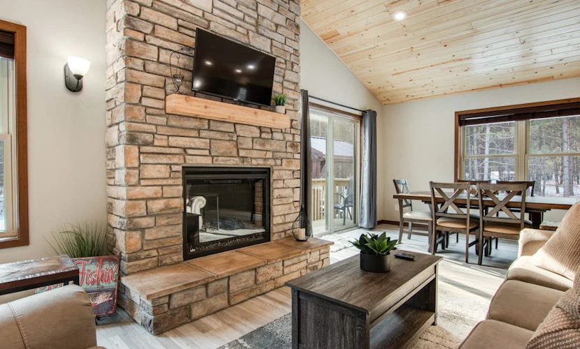 Beautiful cabin with fast WiFi, firepit, pergola, W/D, & central AC