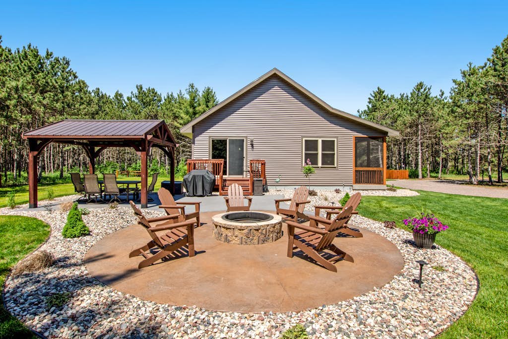 Beautiful cabin with fast WiFi, firepit, pergola, W/D, & central AC