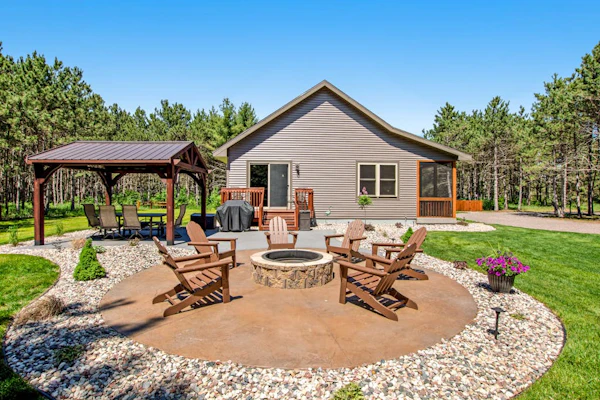 Beautiful cabin with fast WiFi, firepit, pergola, W/D, & central AC