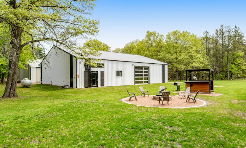 Renovated barn retreat with firepit, grill, sauna, foosball, kayaks & movie room