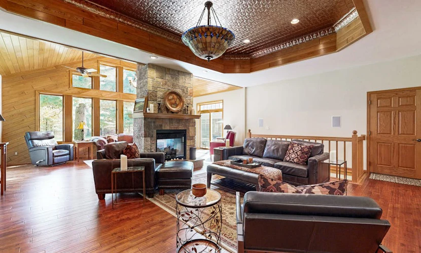 Stunning home w/ hot tub, wet bar, theater room, pool table, near golf & lakes