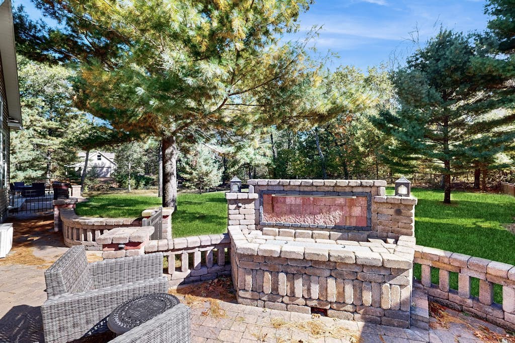 Stunning home w/ hot tub, wet bar, theater room, pool table, near golf & lakes