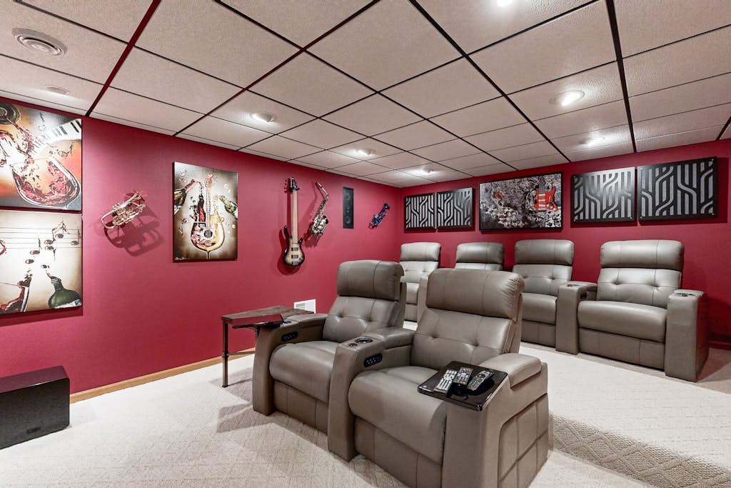 Stunning home w/ hot tub, wet bar, theater room, pool table, near golf & lakes