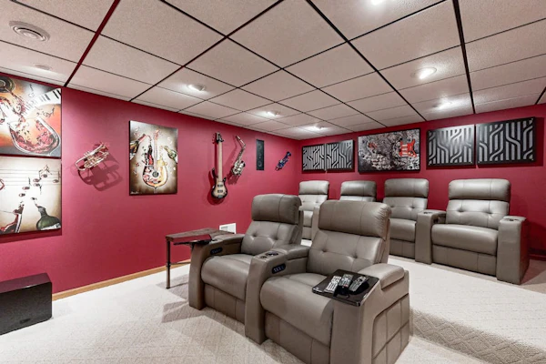 Stunning home w/ hot tub, wet bar, theater room, pool table, near golf & lakes