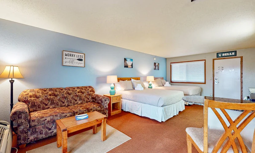 Golf-adjacent condo with balcony & arcade