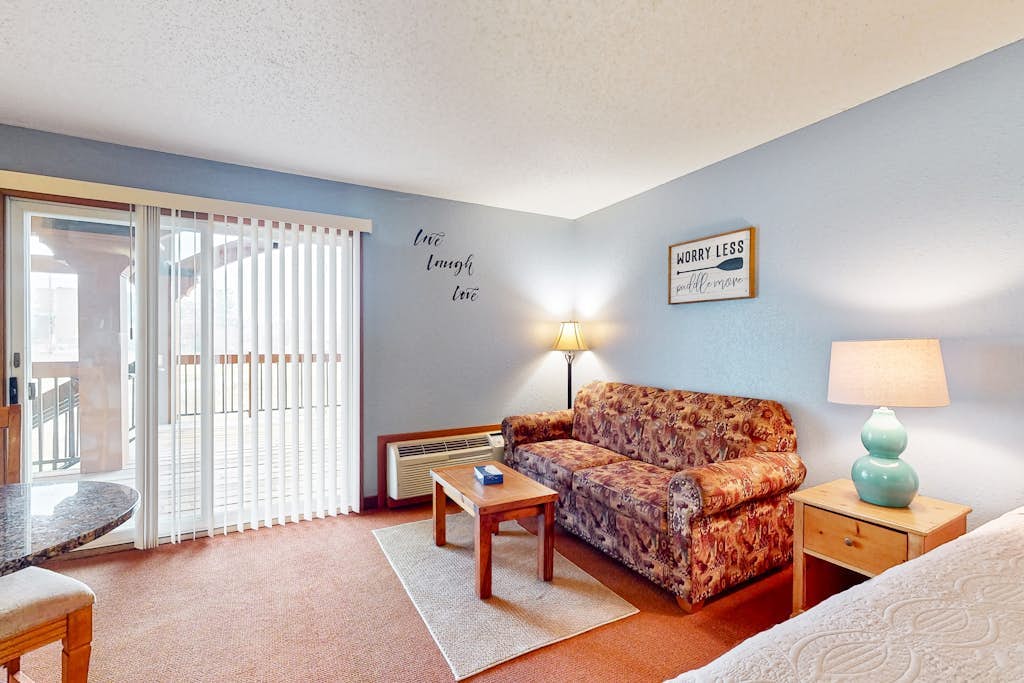 Golf-adjacent condo with balcony & arcade