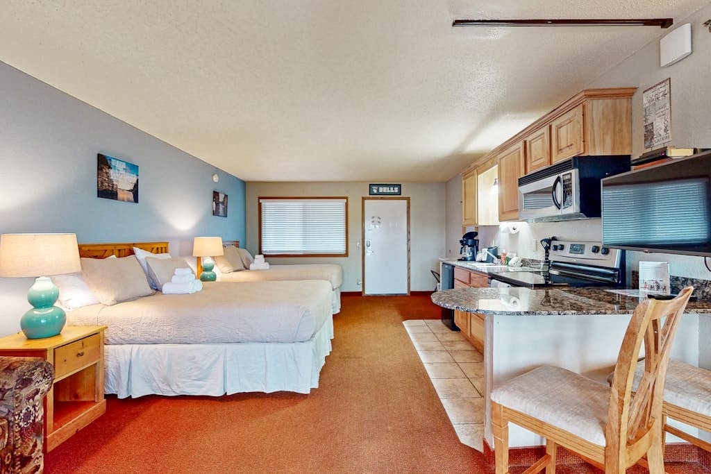 Golf-adjacent condo with balcony & arcade