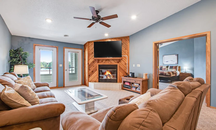 Beautiful lakefront home w/free WiFi, full kitchen, shared pool & hot tub