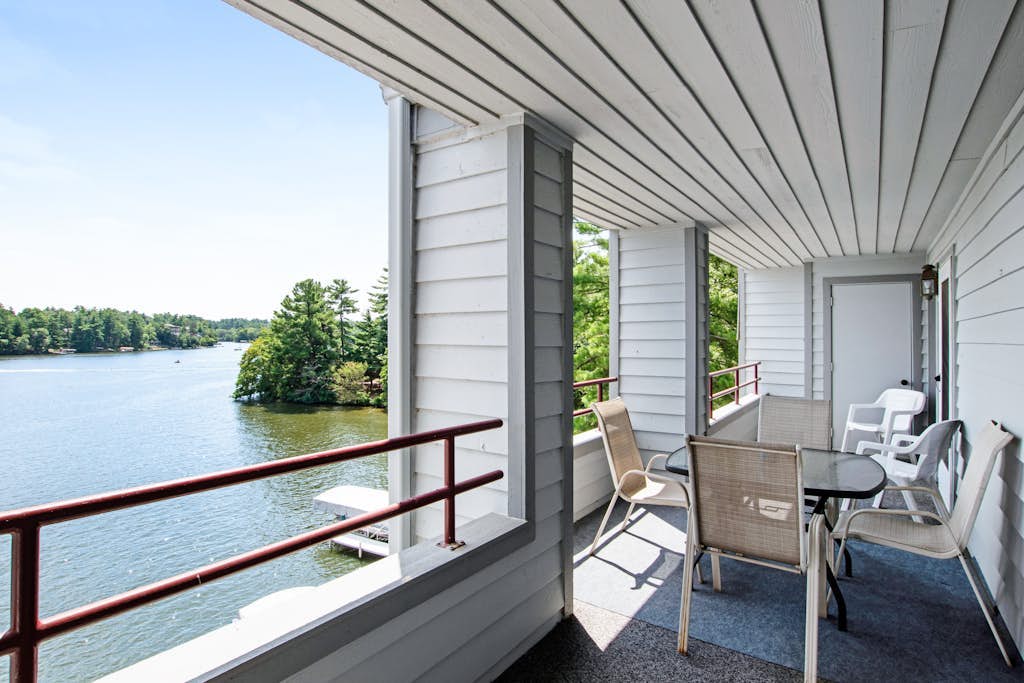 Beautiful lakefront home w/free WiFi, full kitchen, shared pool & hot tub