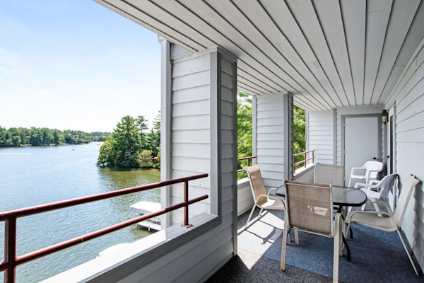 Beautiful lakefront home w/free WiFi, full kitchen, shared pool & hot tub