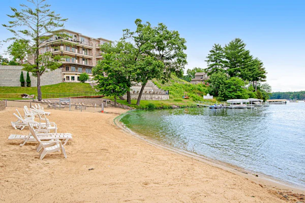 Beautiful lakefront home w/free WiFi, full kitchen, shared pool & hot tub