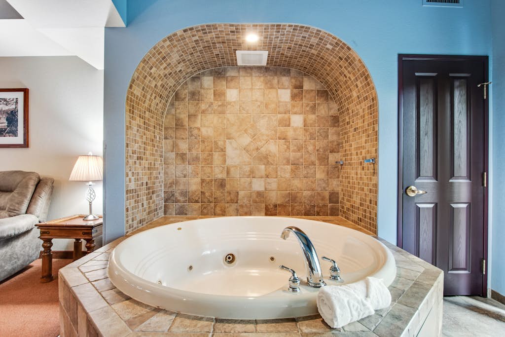 Ground-floor condo with patio, fireplace, jetted tub, & central AC