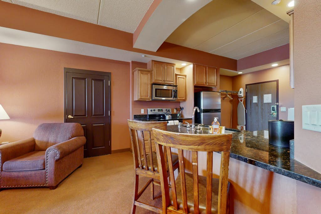 Homey condo near skiing with on-site golf, fireplace, & central AC
