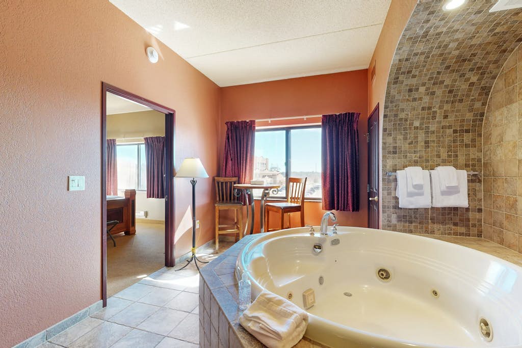 Homey condo near skiing with on-site golf, fireplace, & central AC