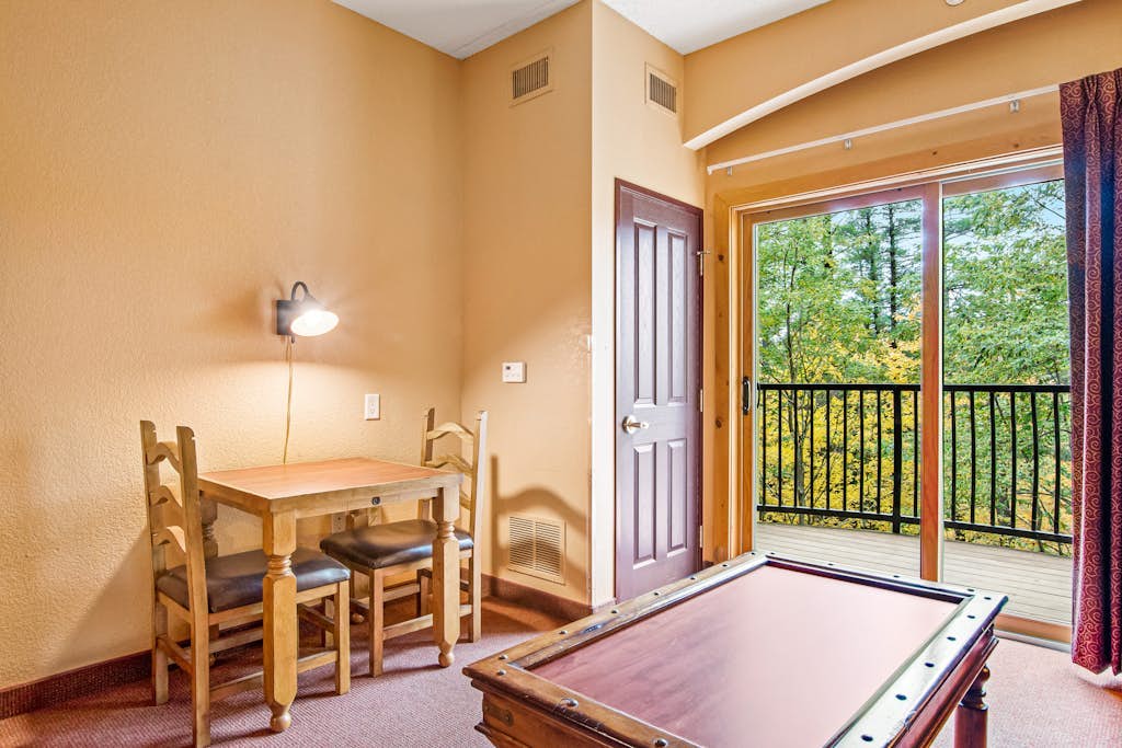 Comfortable 2nd-floor studio with balcony & central AC - great location