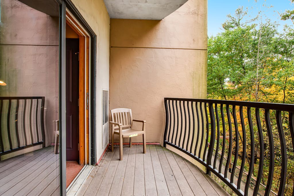 Comfortable 2nd-floor studio with balcony & central AC - great location
