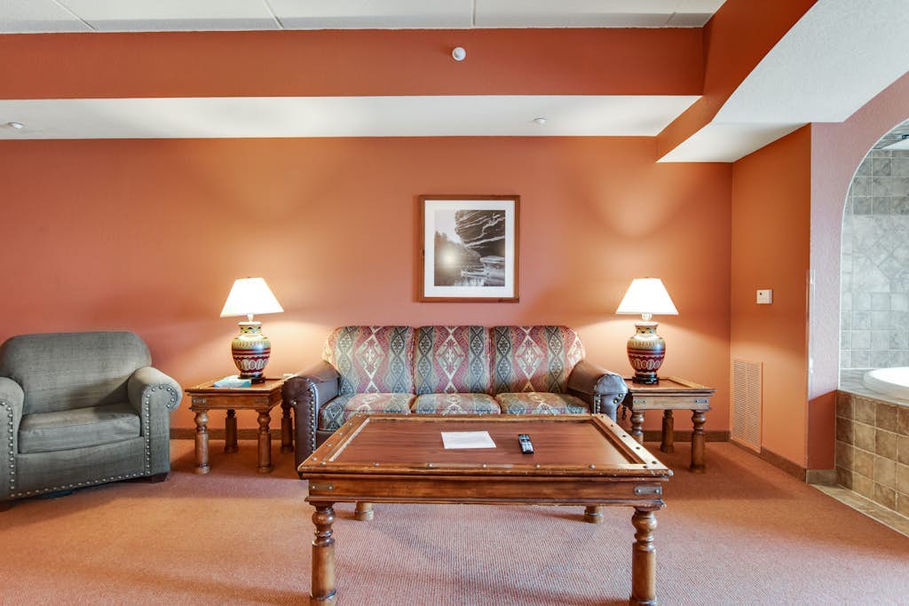 4th-floor condo with jetted tub, fireplace, washer/dryer, central AC, & kitchen