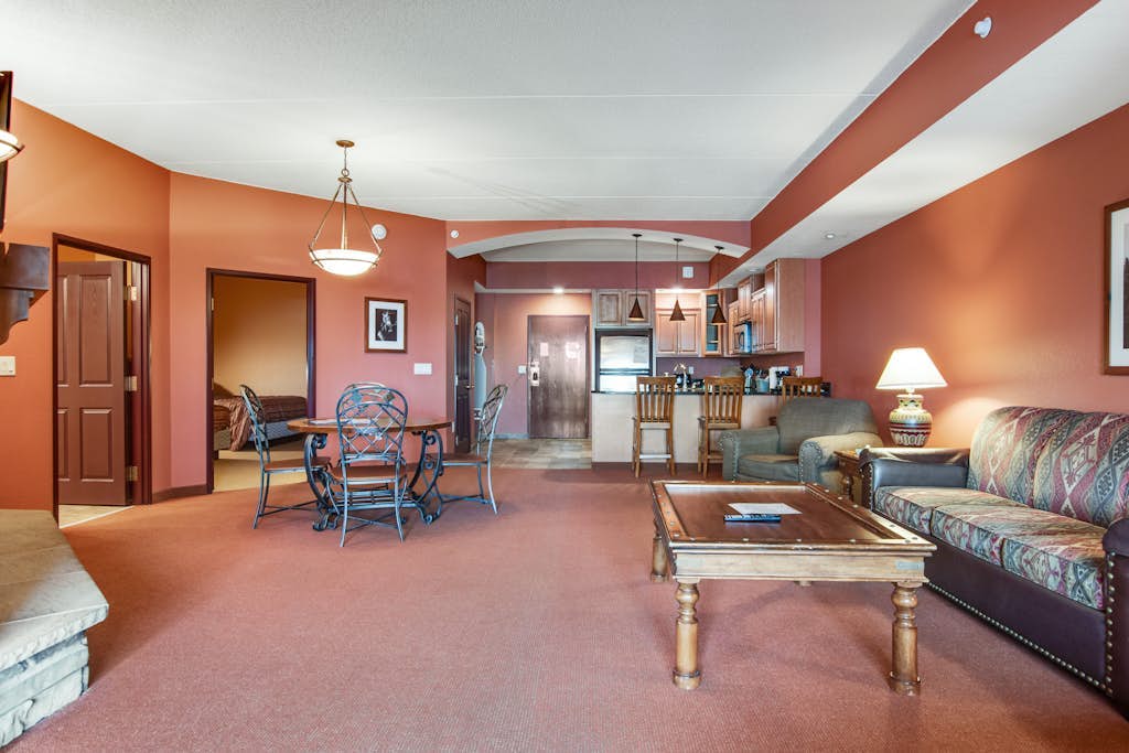 4th-floor condo with jetted tub, fireplace, washer/dryer, central AC, & kitchen