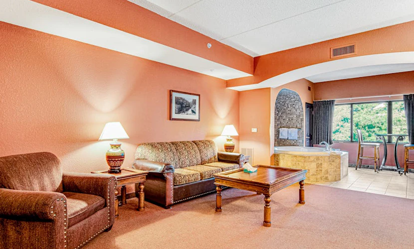 4th-floor condo with elevator, jetted tub, full kitchen, & fireplace