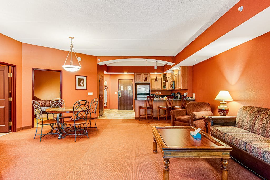 4th-floor condo with elevator, jetted tub, full kitchen, & fireplace
