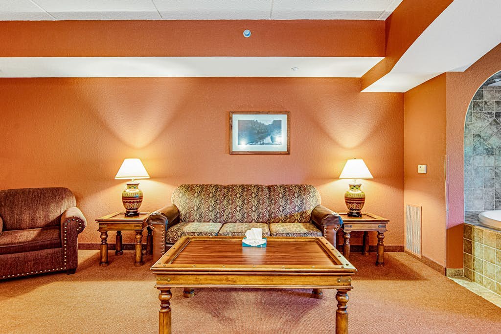 4th-floor condo with elevator, jetted tub, full kitchen, & fireplace