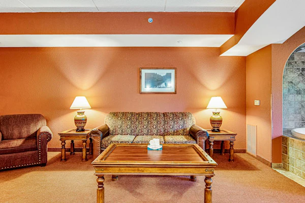 4th-floor condo with elevator, jetted tub, full kitchen, & fireplace