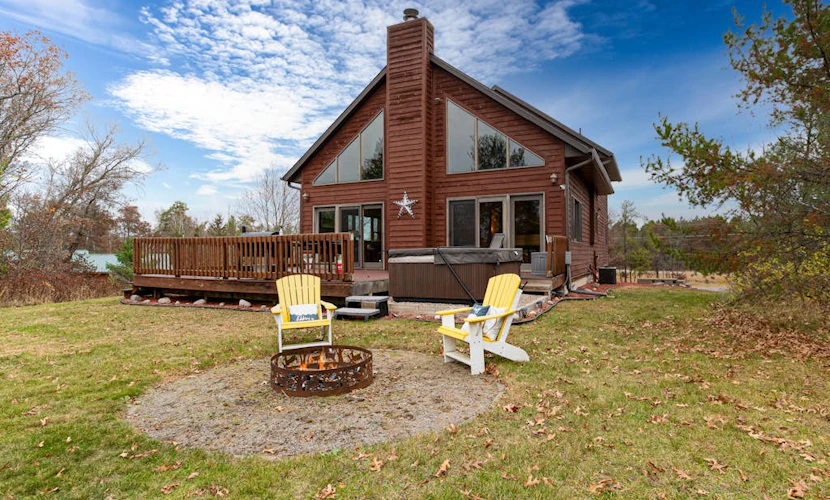 Charming Golf View Home, w/ Hot tub, Sauna, Fire pit, near Lakes & Trails!
