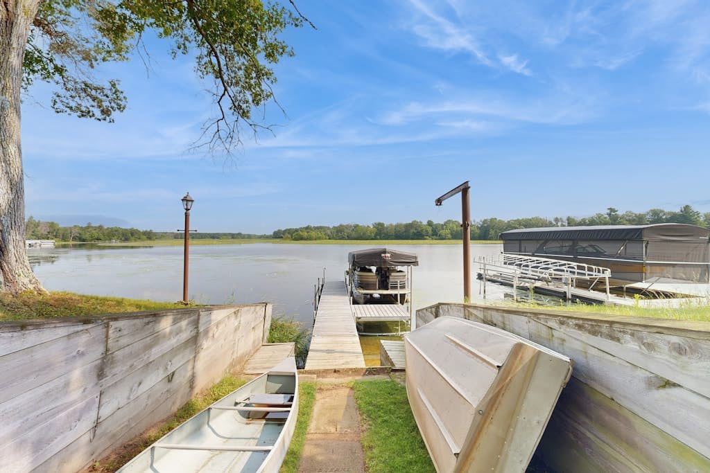 Waterfront Log Cabin Retreat with Private Boat Dock, Gas Grill, Fire pit & WIFI