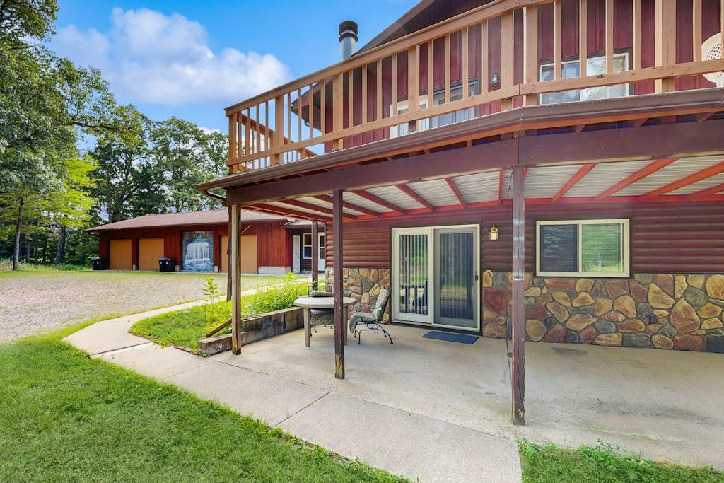 Cozy wooded duplex w/ WiFi, full kitchen, shared W/D & near lakes & trails