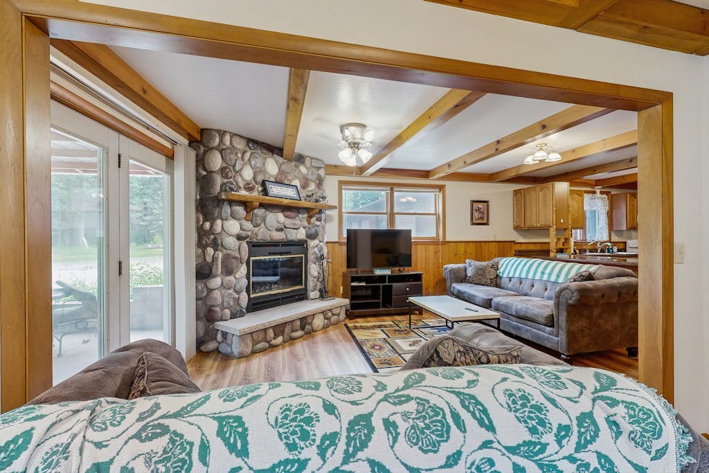 Cozy wooded duplex w/ WiFi, full kitchen, shared W/D & near lakes & trails