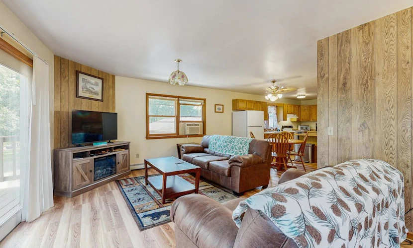 Cozy wooded duplex w/ WiFi, full kitchen, shared W/D & near lakes & trails