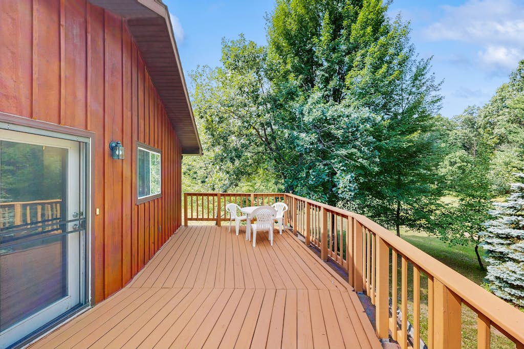 Cozy wooded duplex w/ WiFi, full kitchen, shared W/D & near lakes & trails
