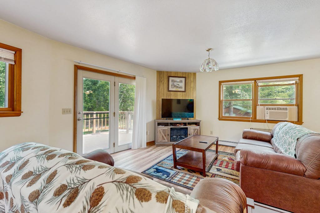 Cozy wooded duplex w/ WiFi, full kitchen, shared W/D & near lakes & trails